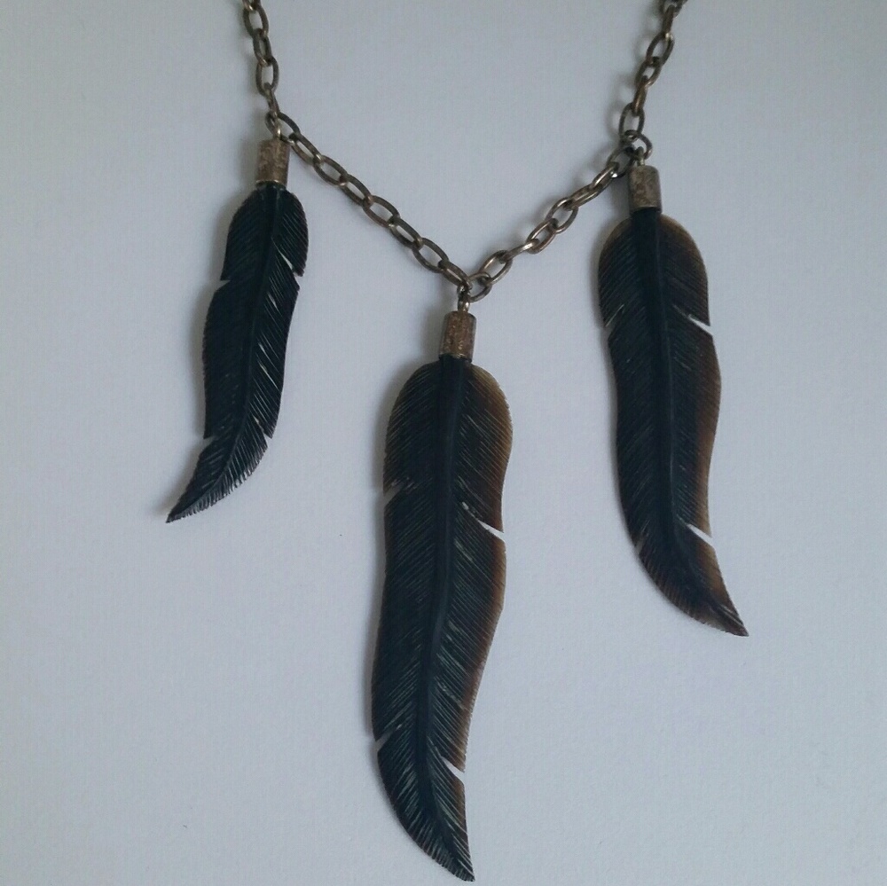 Tawapa silver and horn triple feather necklace