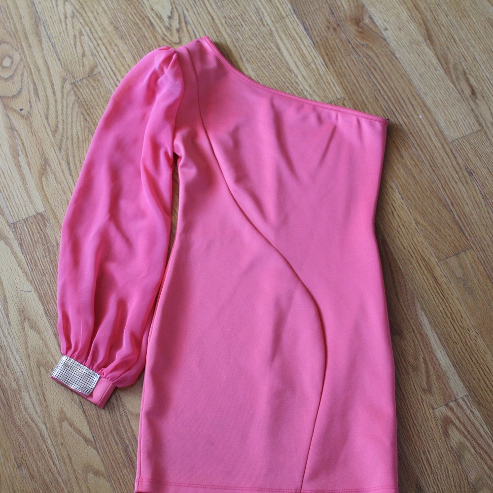 Body Con One sleeve coral dress!