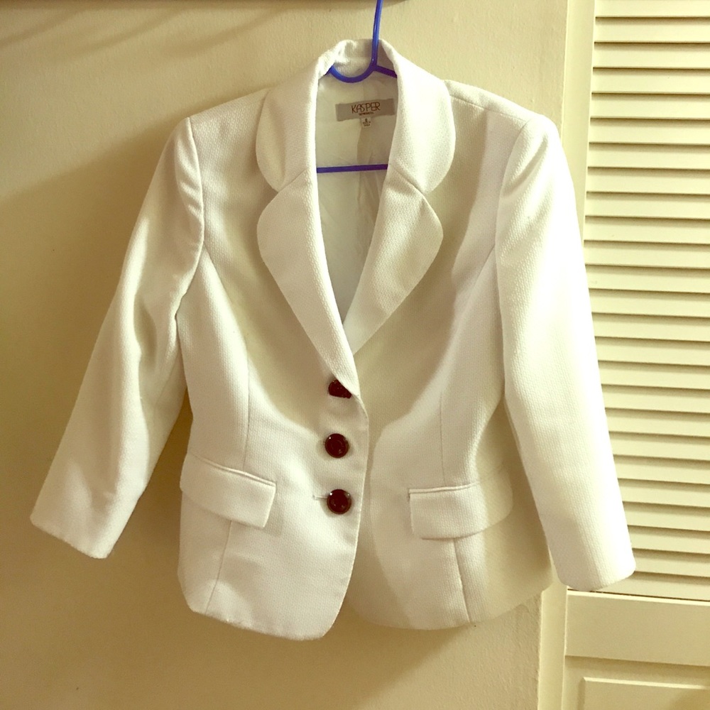 ⭐️LAST CHANCE⭐️ Kasper White Blazer, size 8.