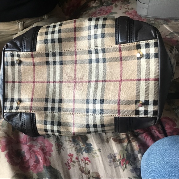 Burberry purse, Lrg size - Picture 6 of 8