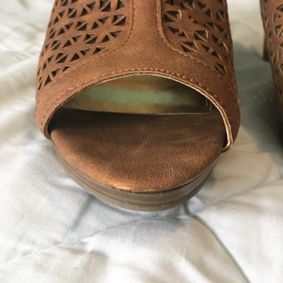 ✨ NWOT ADORABLE SLIP ON HEELS✨ - Picture 7 of 7