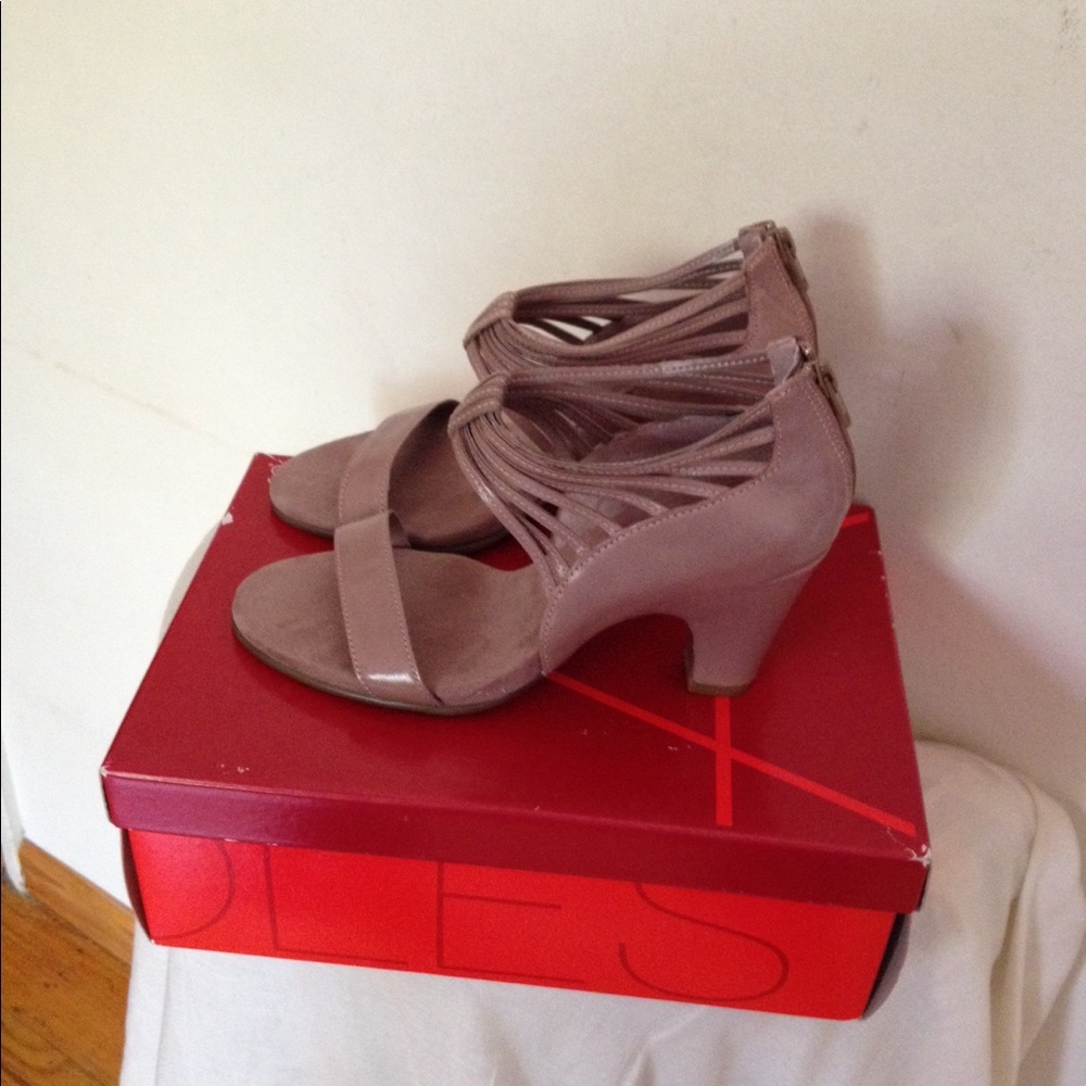 AEROSOLES  soft pink heeled shoe