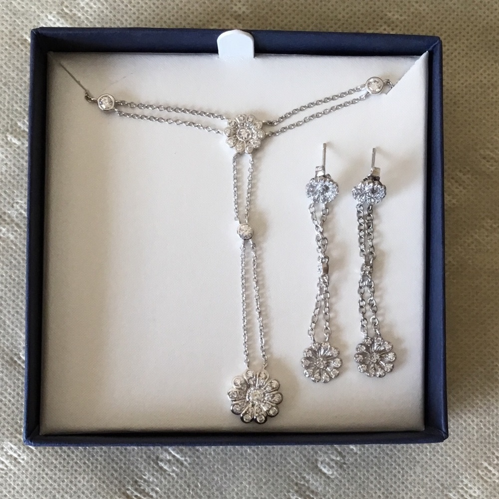Silver Dangling Flower Necklace & Earring Set