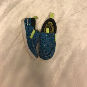 Boys size 8 reebok play shoes.