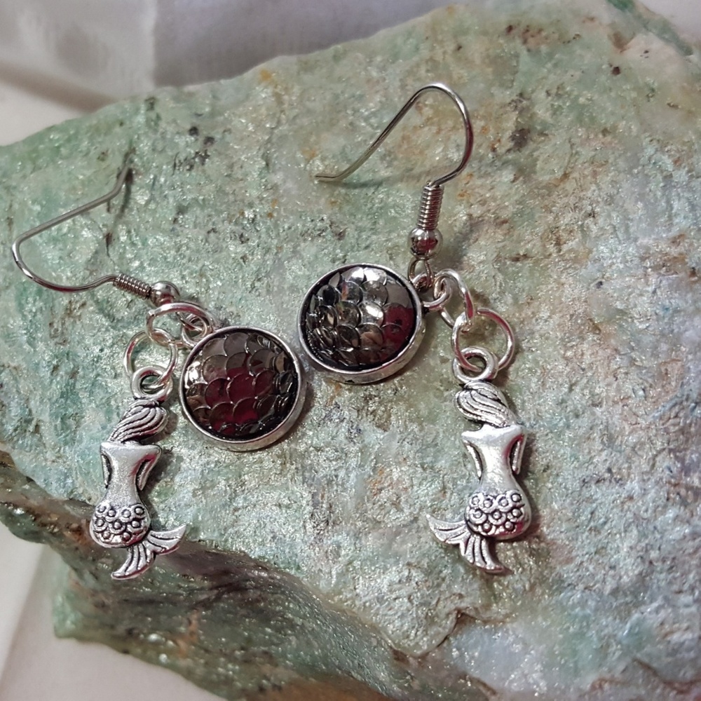 EARRINGS~HANDCRAFTED MERMAID/FISH SCALE PENDANT EARRINGS UNIQUE MERMAID ~NWT