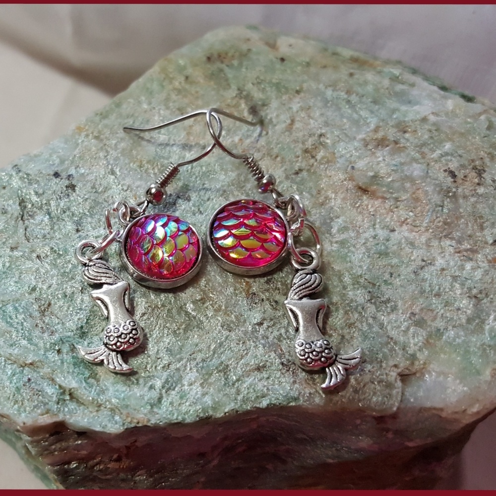 EARRINGS~HANDCRAFTED MERMAID/FISH SCALE PENDANT EARRINGS UNIQUE MERMAID ~NWT