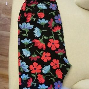 Lularoe - TC leggings flowers on black bg