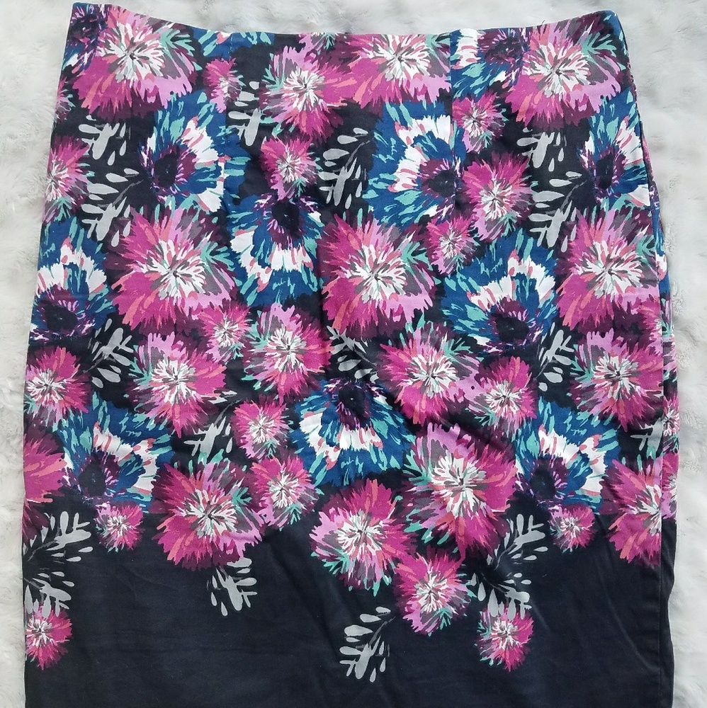 ** Host Pick 9/12/17**  ELLE pencil skirt, size 8