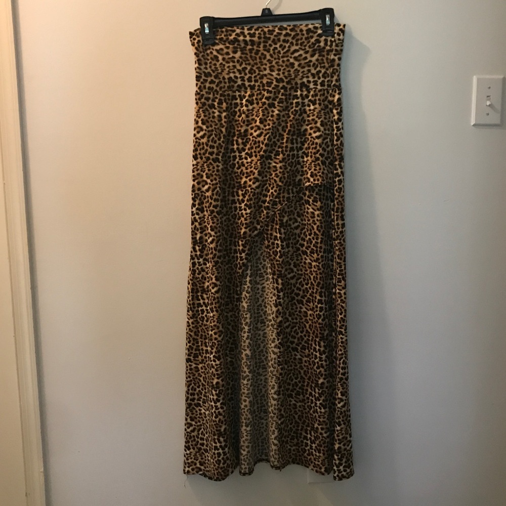Maxi Skirt. Cheetah print. Front High Slit.
