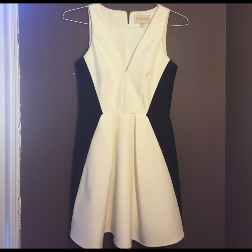 Size S white and black color block dress