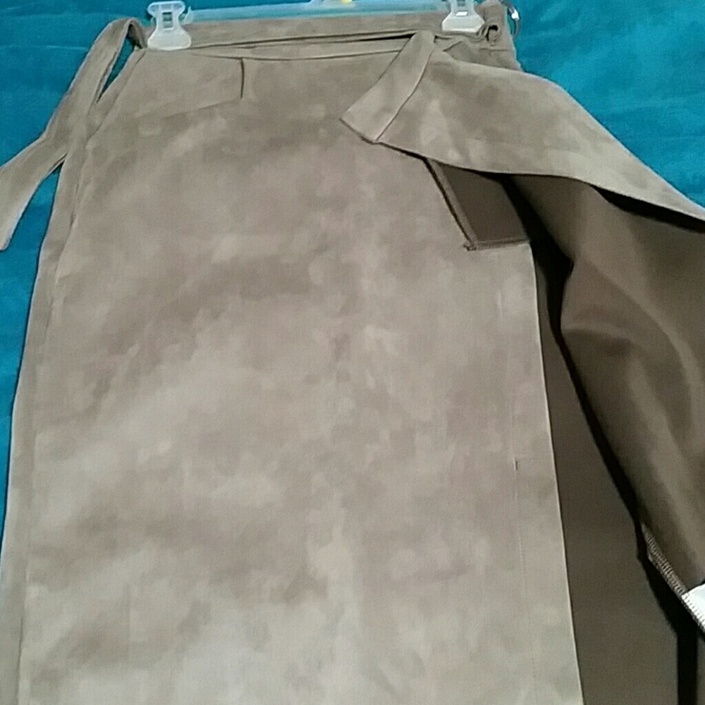 Tan wrap skirt (velvet feel) - Picture 2 of 2