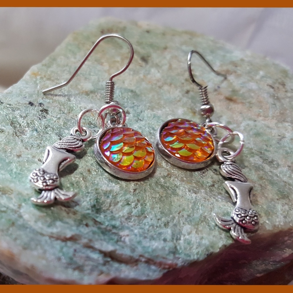 EARRINGS~HANDCRAFTED MERMAID/FISH SCALE PENDANT EARRINGS UNIQUE MERMAID ~NWT