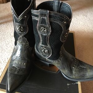 Like New Ariat cowboy boots!