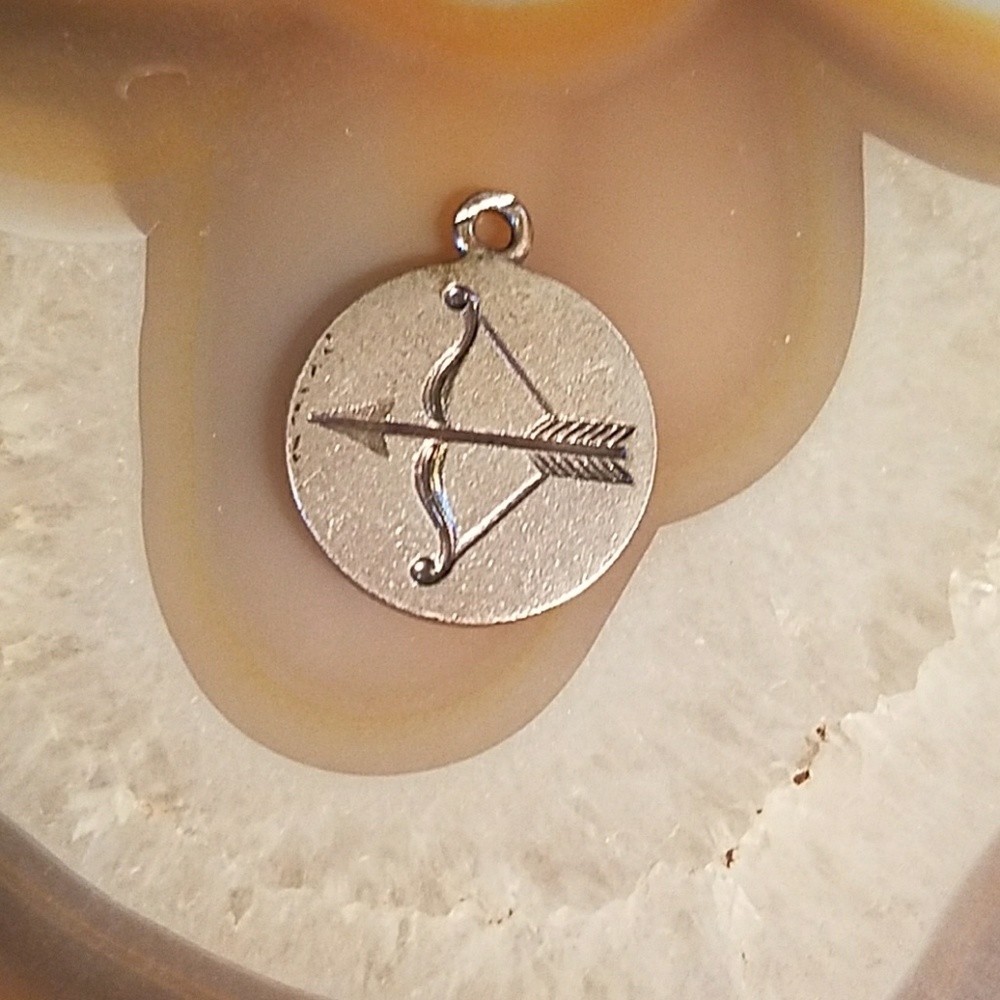 VIntage Sterling Round Medallion w bow & arrow - Picture 1 of 8