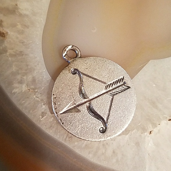 VIntage Sterling Round Medallion w bow & arrow - Picture 4 of 8