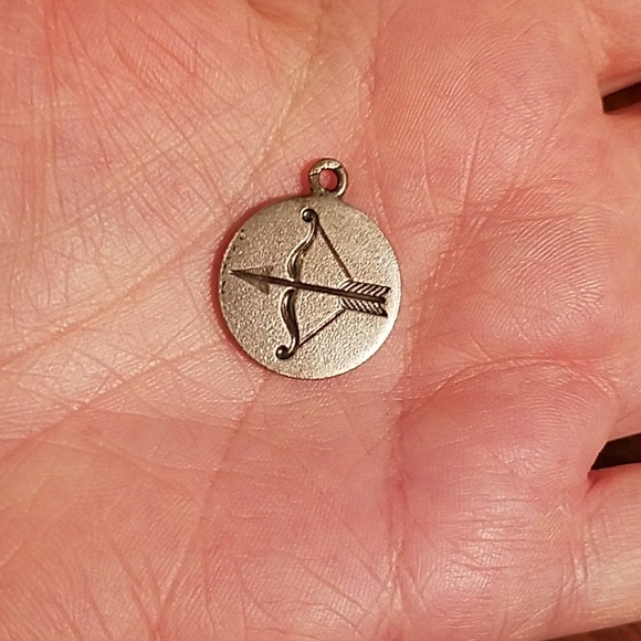 VIntage Sterling Round Medallion w bow & arrow - Picture 5 of 8