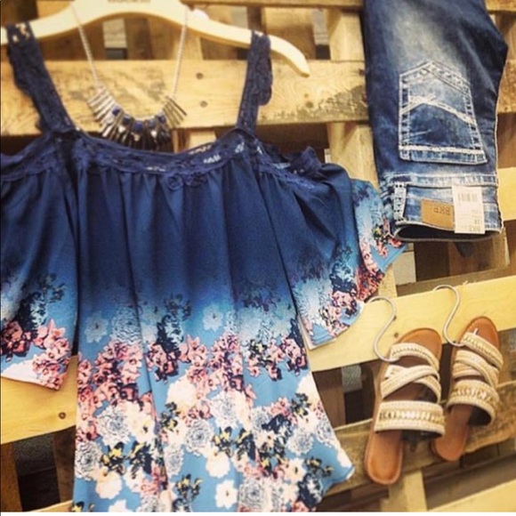 NEW SOLD OUT BUCKLE BKE COCO + JAIMESON FLORAL TOP - Picture 5 of 6