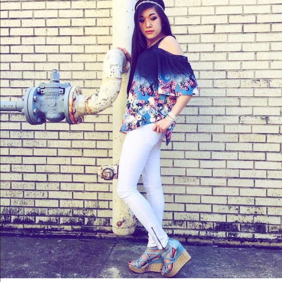 NEW SOLD OUT BUCKLE BKE COCO + JAIMESON FLORAL TOP - Picture 2 of 6