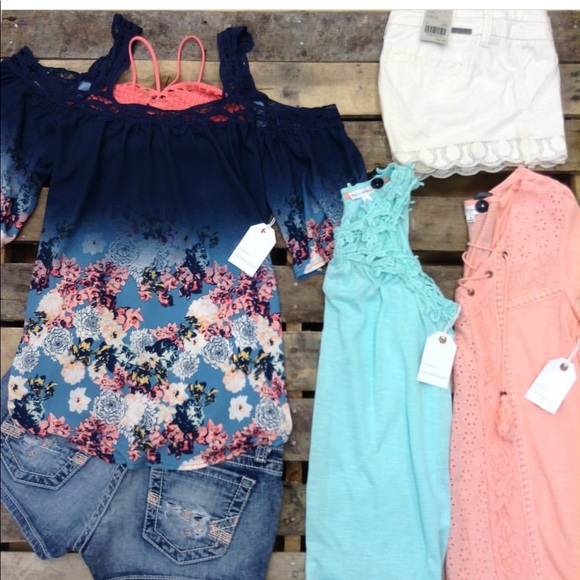 NEW SOLD OUT BUCKLE BKE COCO + JAIMESON FLORAL TOP - Picture 6 of 6