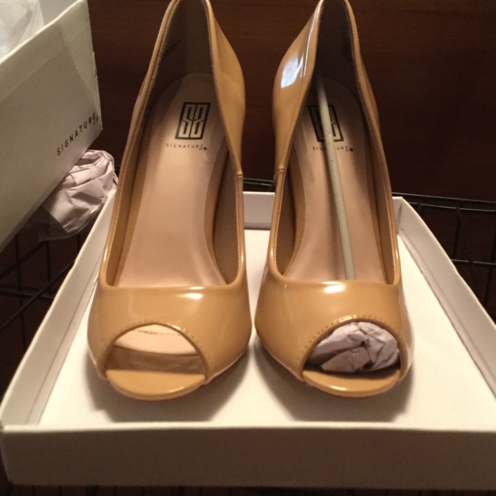 Size 8 tan/nude heals brand new in box never worn
