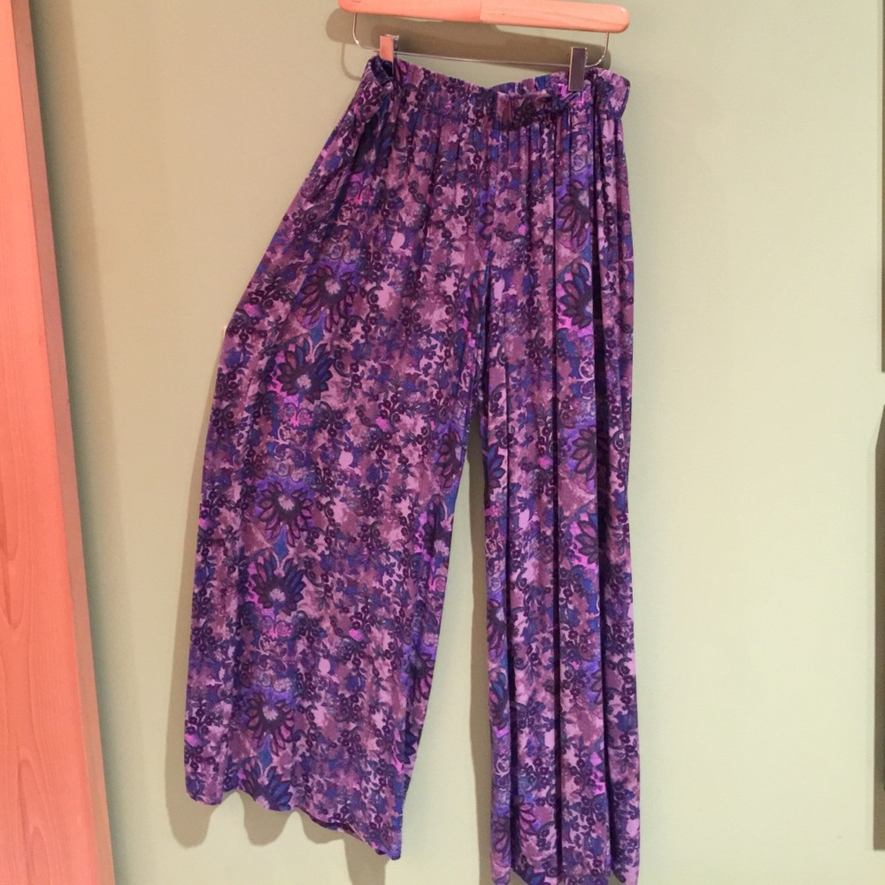 Cute purpley palazzo pants! Love this look!