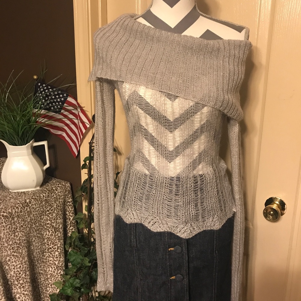 🦋Off Shoulder or Cowl neck sweater.