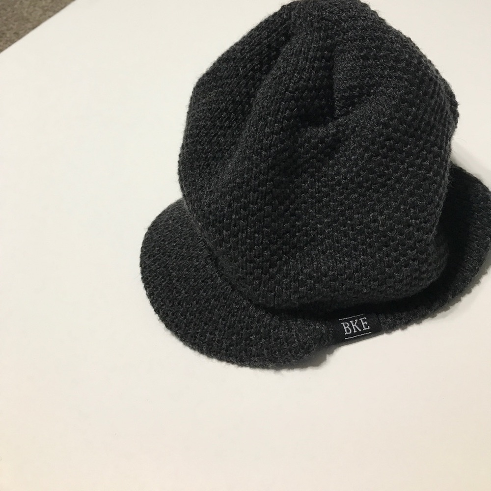 Grey beanie with small bill
