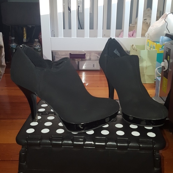 Ankle booties - Picture 2 of 3