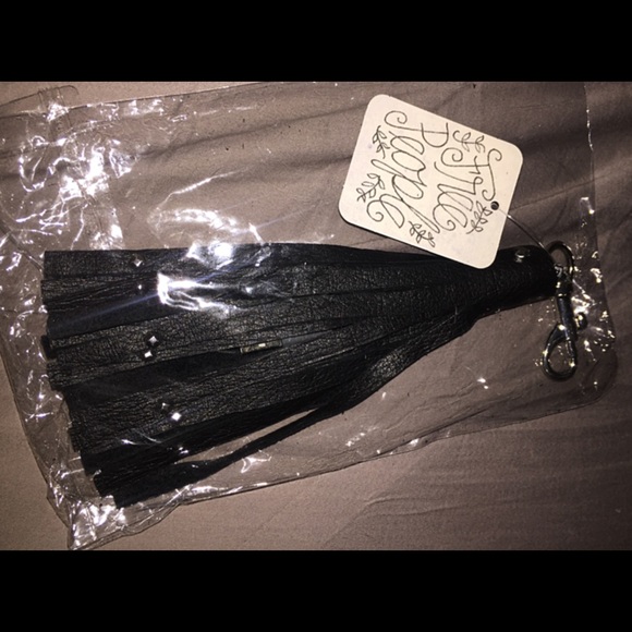 🆕 Leather tassel charger - Picture 2 of 2