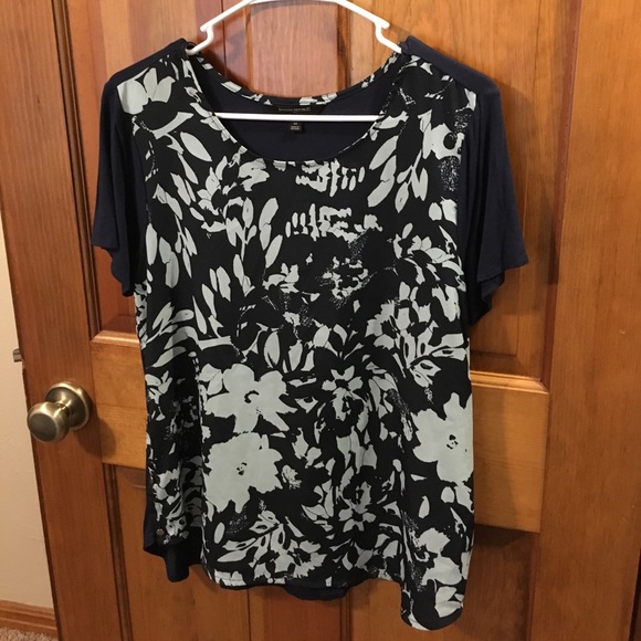 Patterned top - Picture 1 of 3