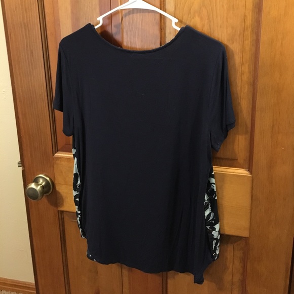 Patterned top - Picture 2 of 3