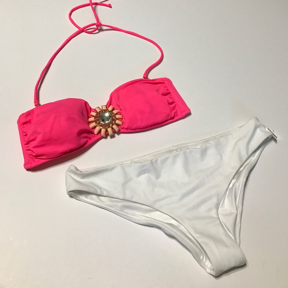 White cheeky bikini bottoms