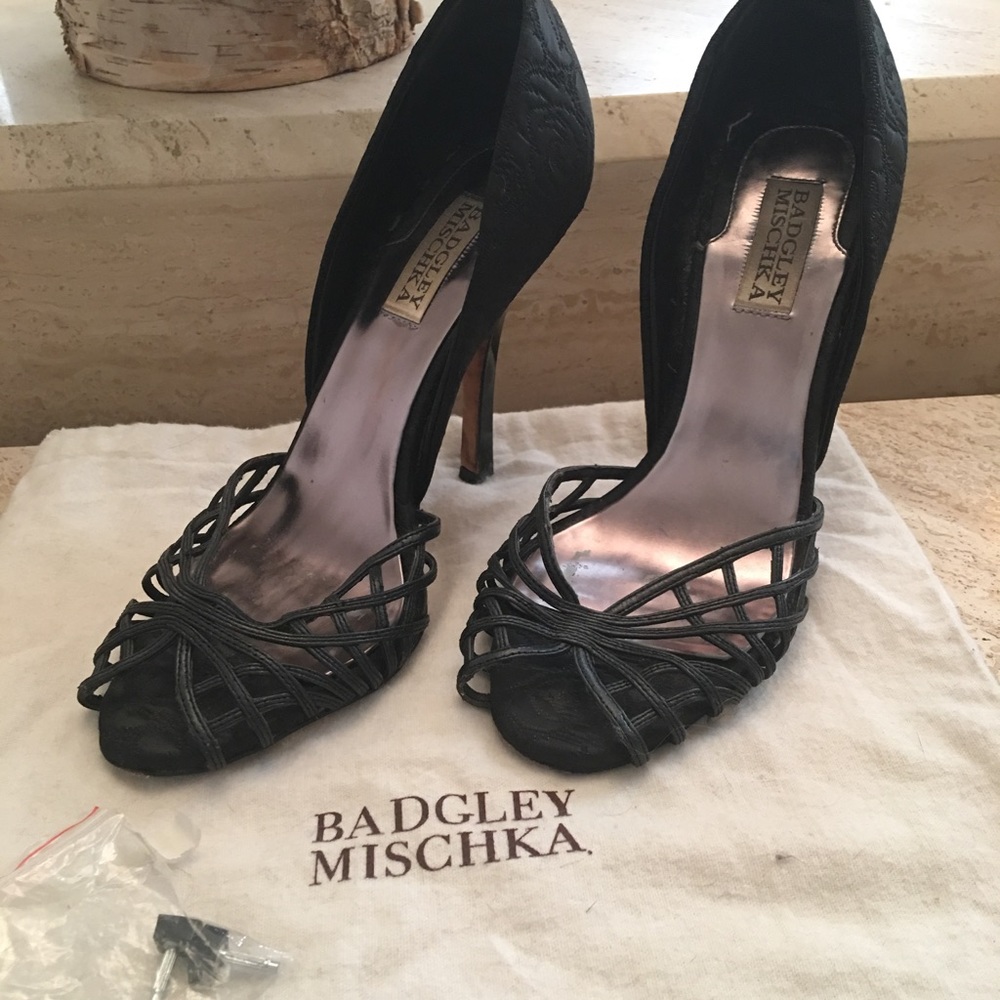 Badgley Mischka black web heels w bag and tips