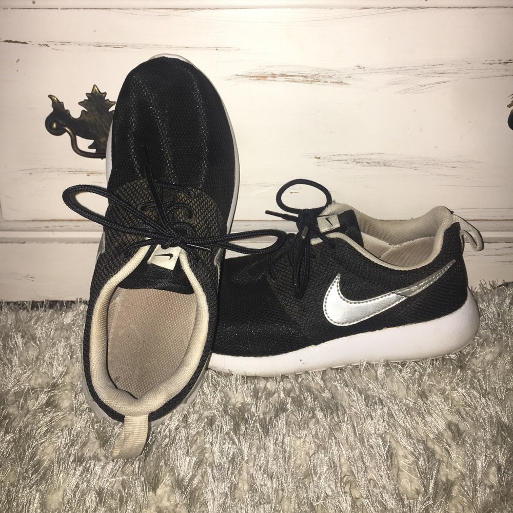 black nike tennis shoes