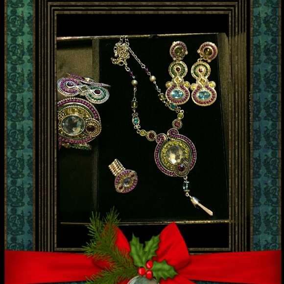 CUSTOM MADE JEWELRY SET IN BLK BOX