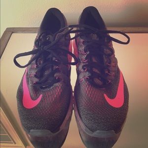 Nike AirMax Run Easy Tennis Shoes