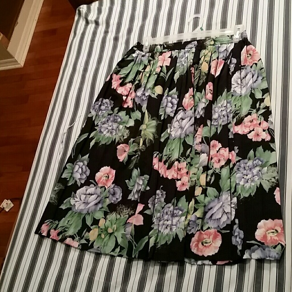 Alfred Dunner Dresses & Skirts - Adorable, Navy, Floral pleated skirt! Alfred Dunner Dresses & Skirts - Adorable, Navy, Floral pleated skirt!