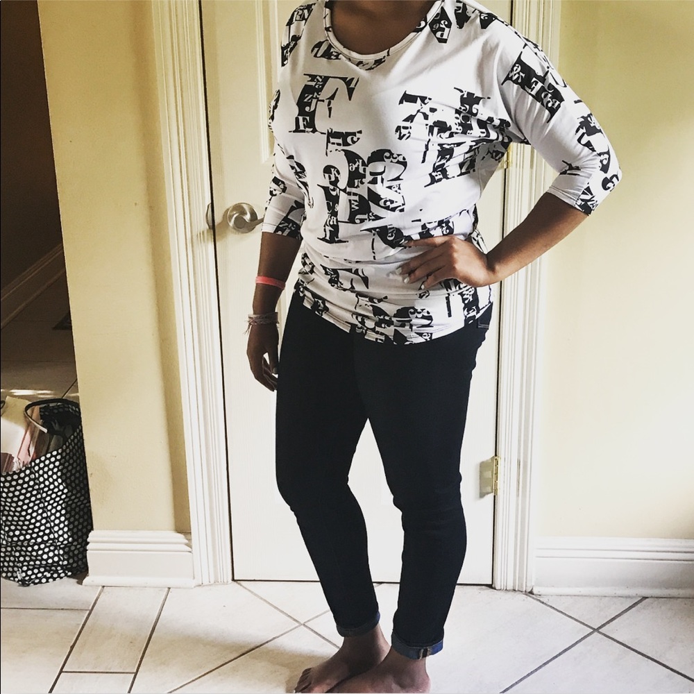 ‼️$10 SALE‼️ NWT Black & White Graphic Top