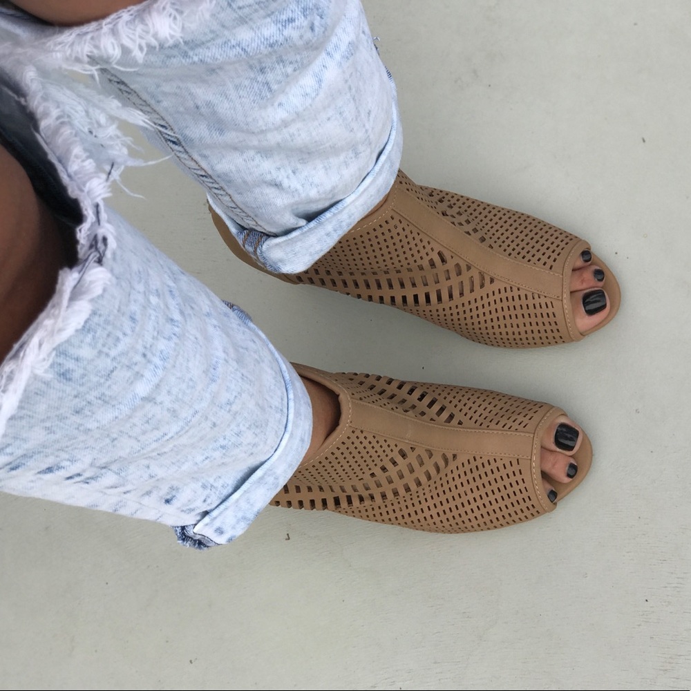 NIB Tan Laser Cut Perforated Peep Toe Bootie - Picture 2 of 8