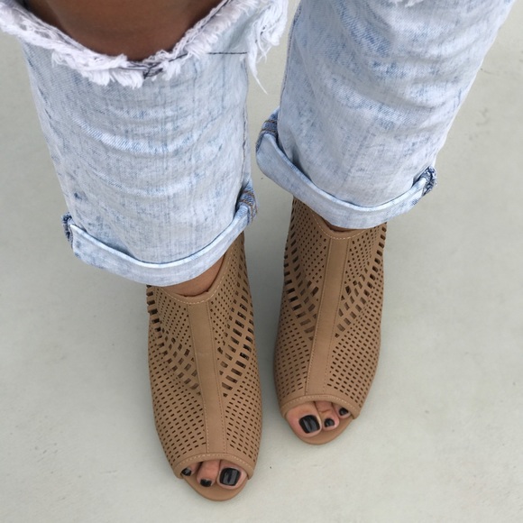 NIB Tan Laser Cut Perforated Peep Toe Bootie - Picture 5 of 8