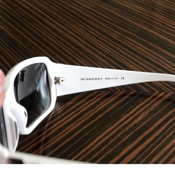 BURBERRY SUNGLASSES - Picture 2 of 3