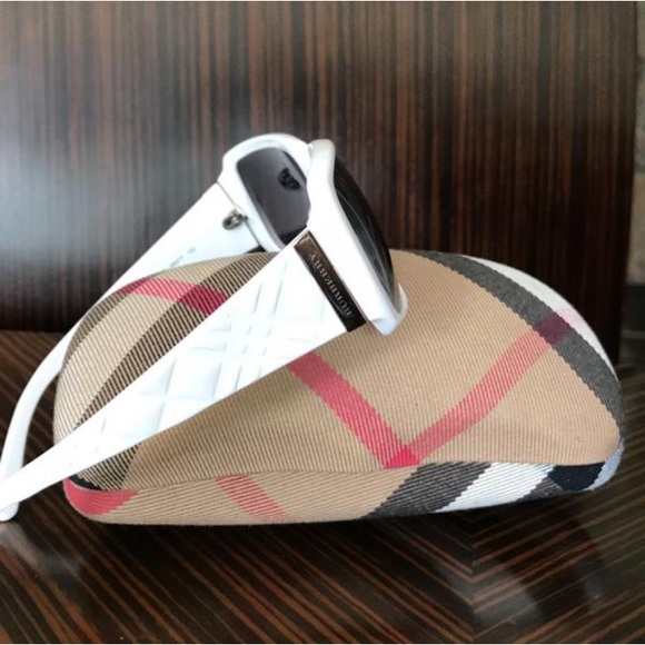 BURBERRY SUNGLASSES - Picture 3 of 3