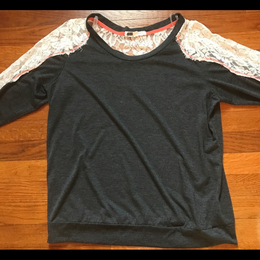 Lightweight longsleeved T-shirt with lace detail