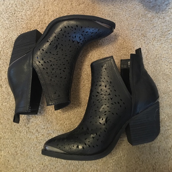 Not Rated ankle bootie - Picture 2 of 4