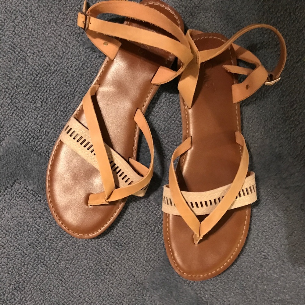 Toms Lexie sandals in sandstorm size 10
