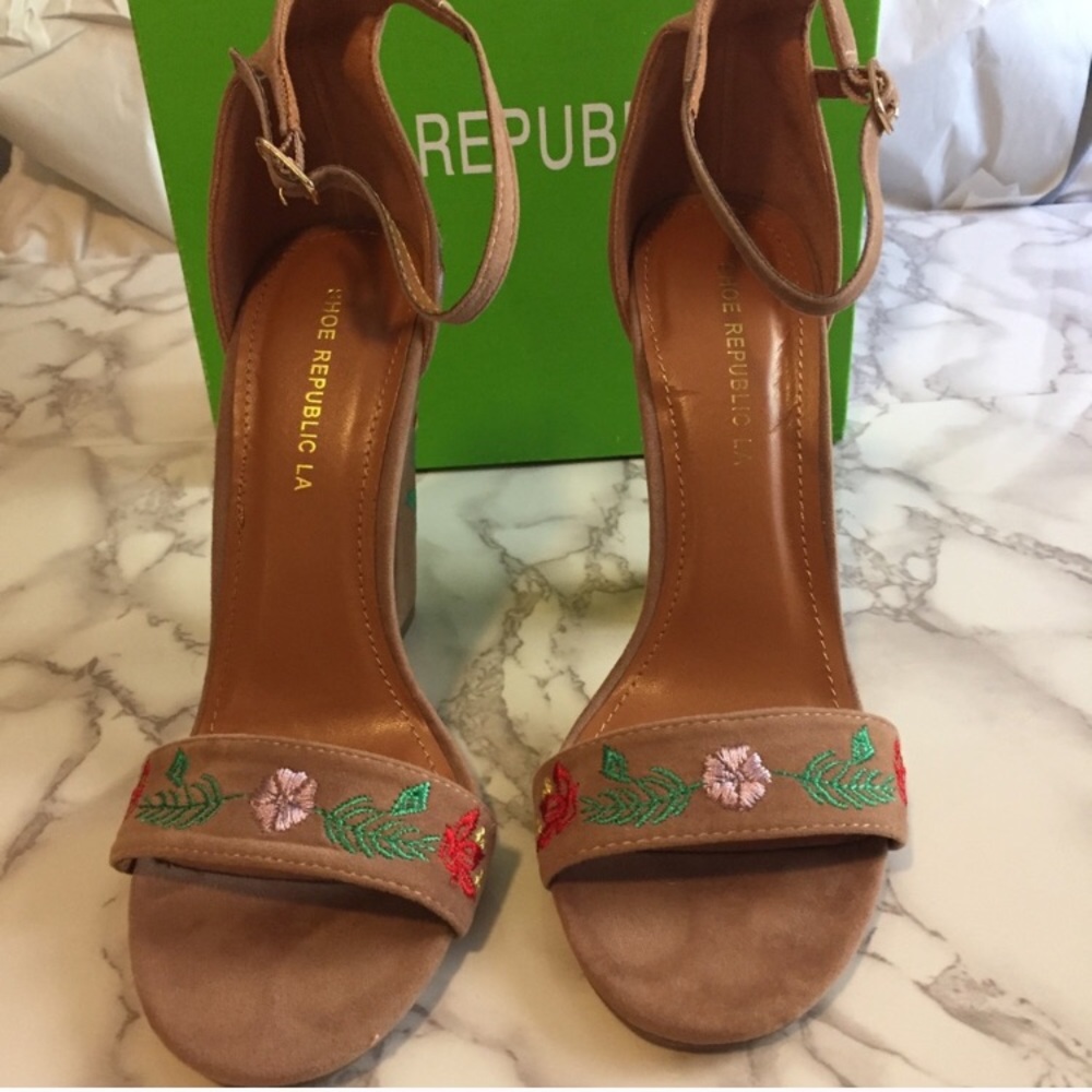 Boutique suede embroidered heels - Picture 4 of 6