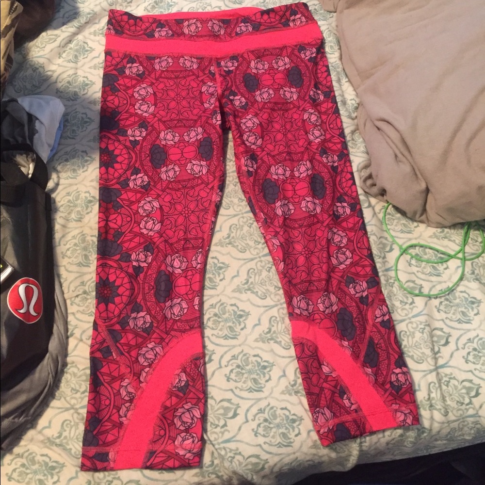 Rare Lululemon leggings- Geometrical with Roses🌹