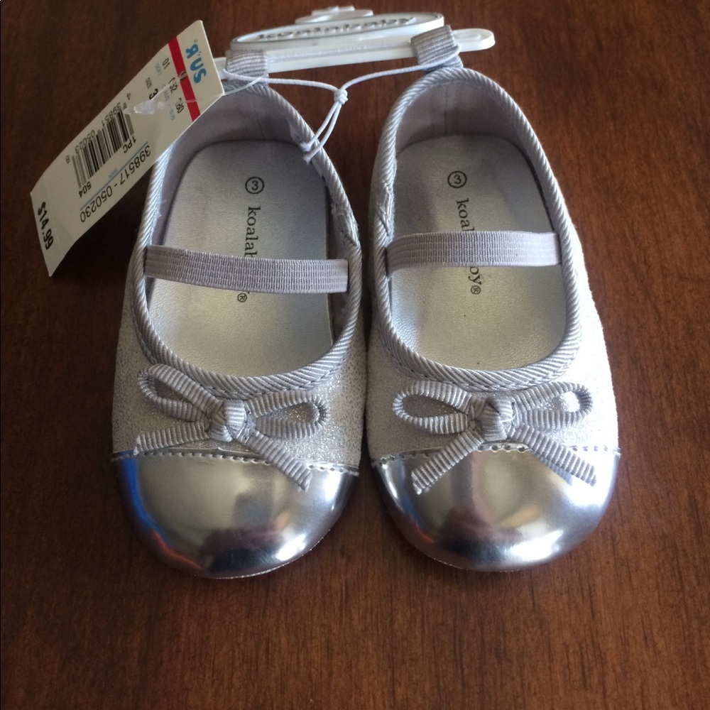 NWT❗️Cute Silver Infant girl shoes. Size 3