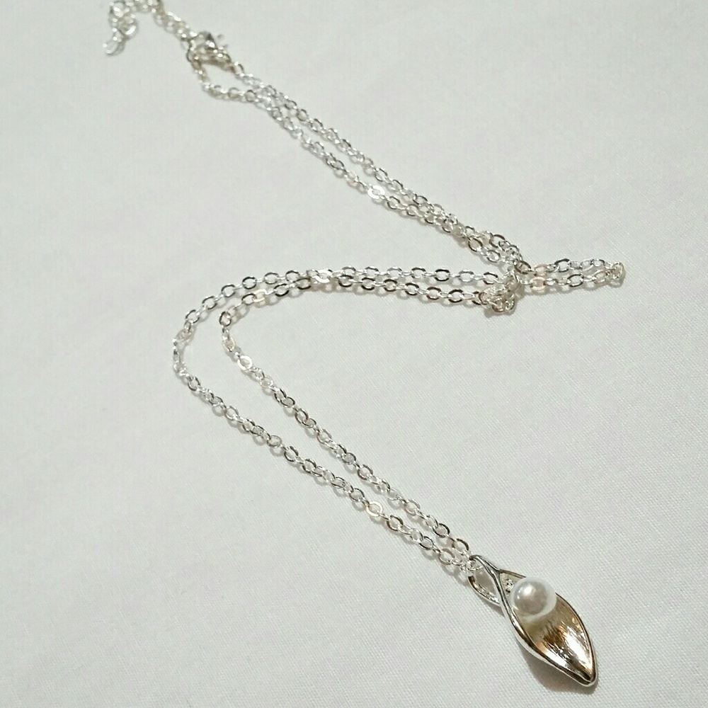 2/$22☆Leaf and pearl necklace
