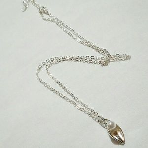 2/$22☆Leaf and pearl necklace